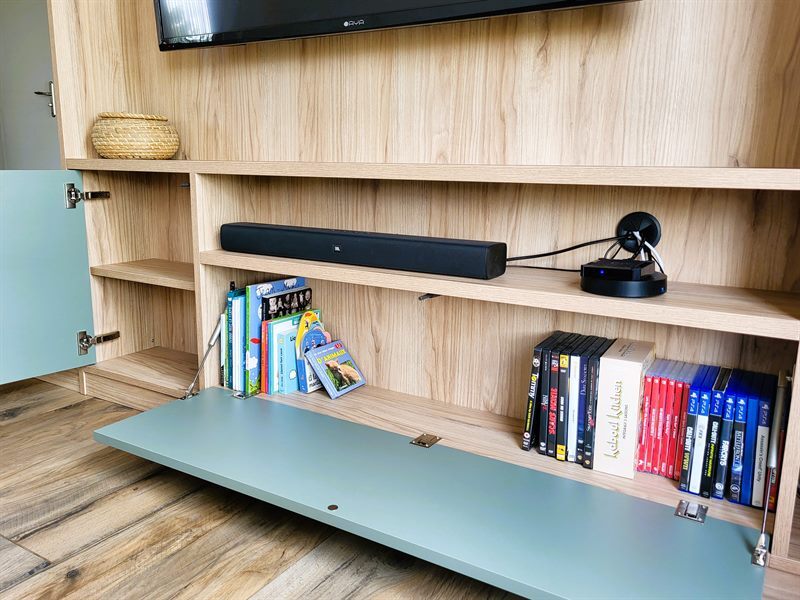 Salon-séjour ouvert de style moderne bois, blanc et vert à Montaigu 4