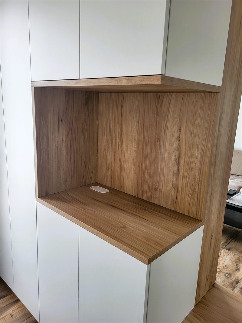 Salon-séjour ouvert de style moderne bois, blanc et vert à Montaigu 5