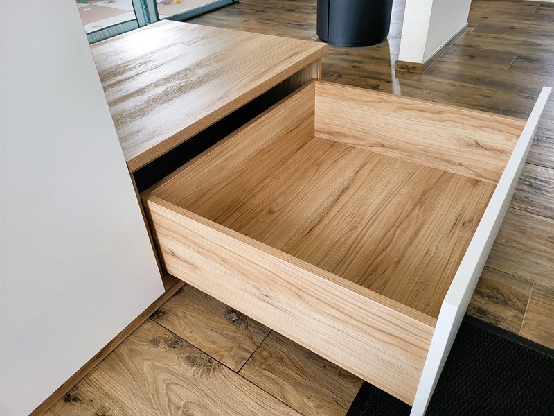 Salon-séjour ouvert de style moderne bois, blanc et vert à Montaigu 6