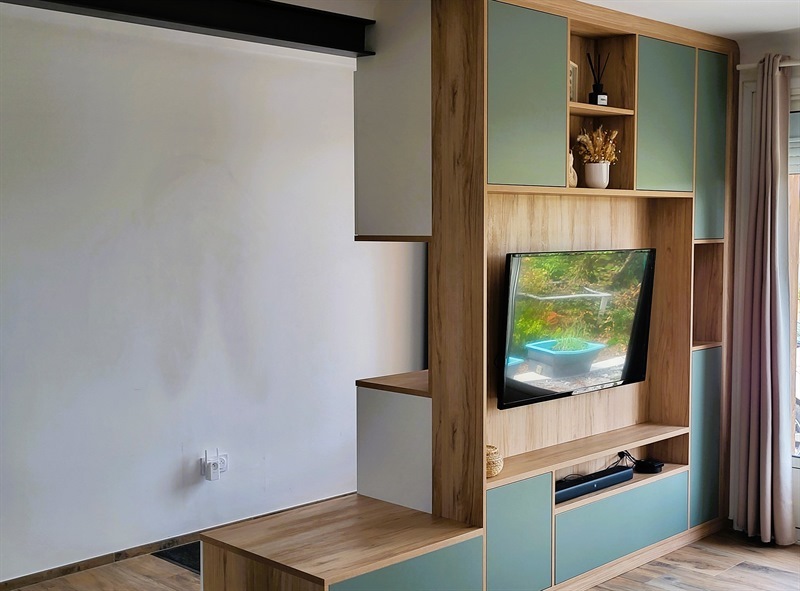 Salon-séjour ouvert de style moderne bois, blanc et vert à Montaigu 7