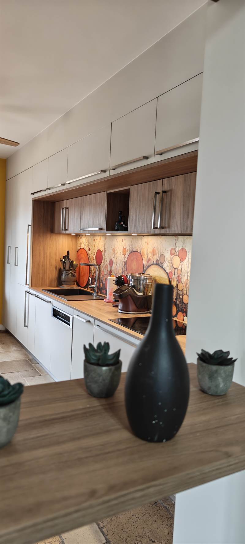 Cuisine ouverte de style contemporain bois, blanc et gris à Thise | Raison Home - 4