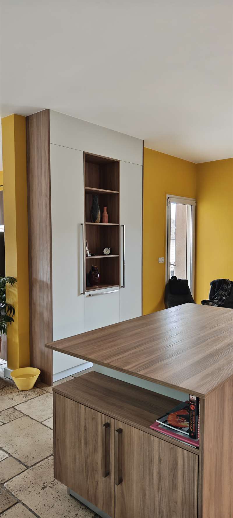 Cuisine ouverte de style contemporain bois, blanc et gris à Thise | Raison Home - 5