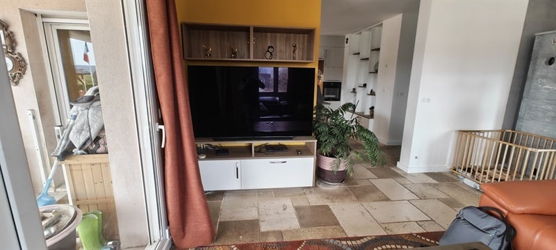 Cuisine ouverte de style contemporain bois, blanc et gris à Thise | Raison Home - 6