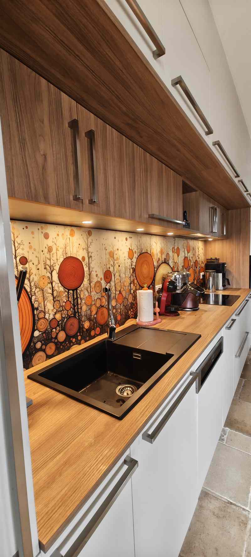 Cuisine ouverte de style contemporain bois, blanc et gris à Thise | Raison Home - 8