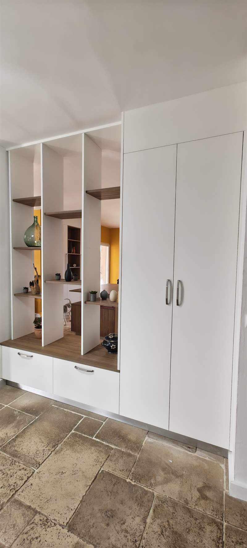 Cuisine ouverte de style contemporain bois, blanc et gris à Thise | Raison Home - 9