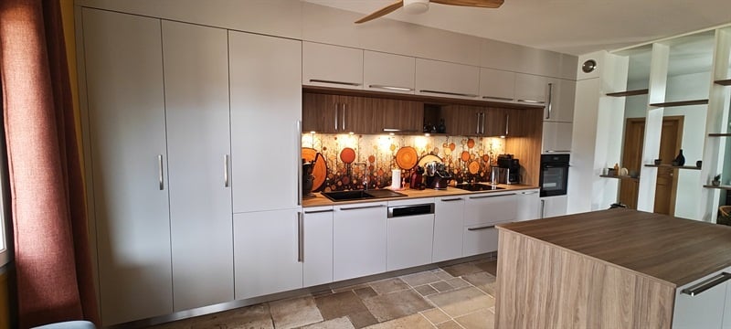 Cuisine ouverte de style contemporain bois, blanc et gris à Thise | Raison Home - 10