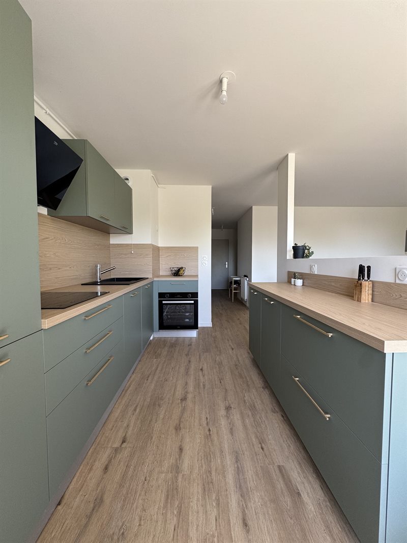 Cuisine fermée de style nature bois et vert à Besancon | Raison Home - 1