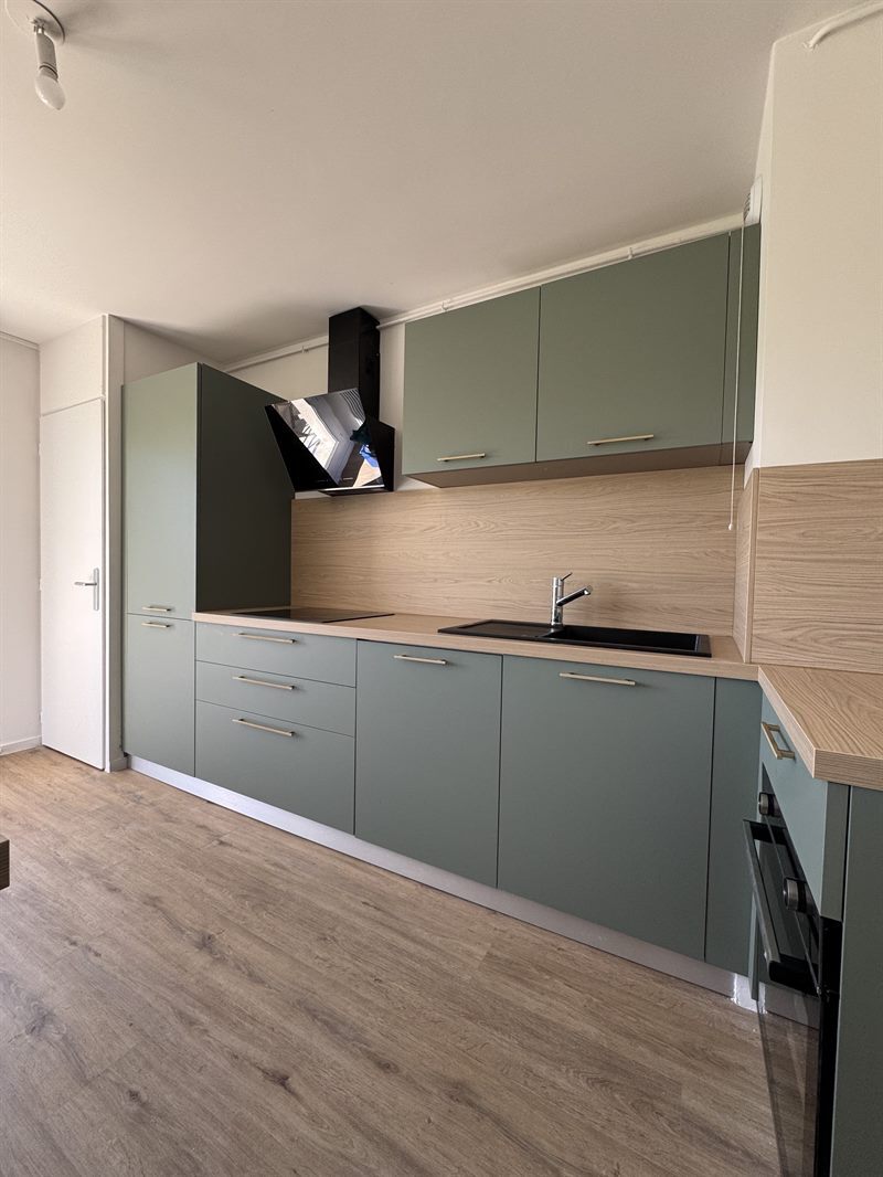 Cuisine fermée de style nature bois et vert à Besancon | Raison Home - 2