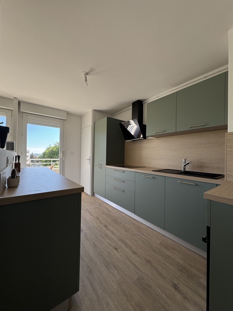 Cuisine fermée de style nature bois et vert à Besancon | Raison Home - 3