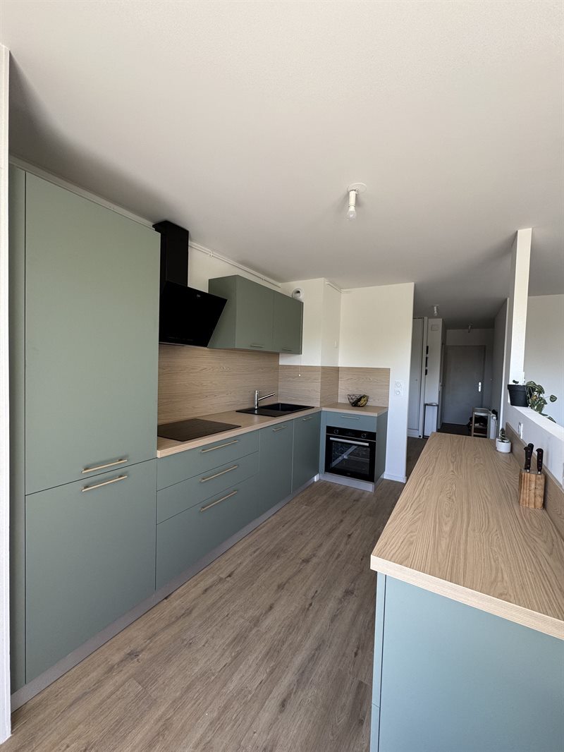 Cuisine fermée de style nature bois et vert à Besancon | Raison Home - 4