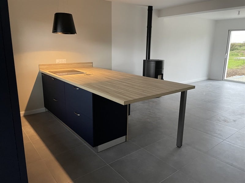 Cuisine ouverte de style moderne de couleur bleue | Raison Home - 2