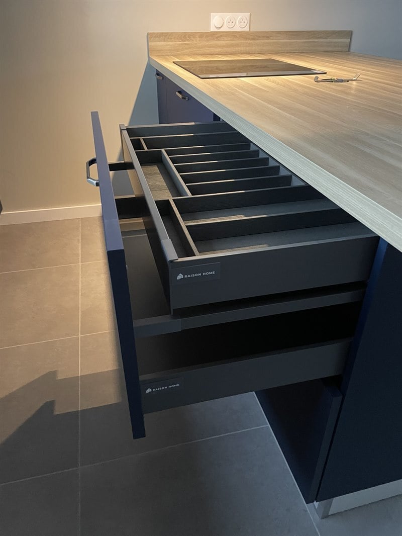 Cuisine ouverte de style moderne de couleur bleue | Raison Home - 4