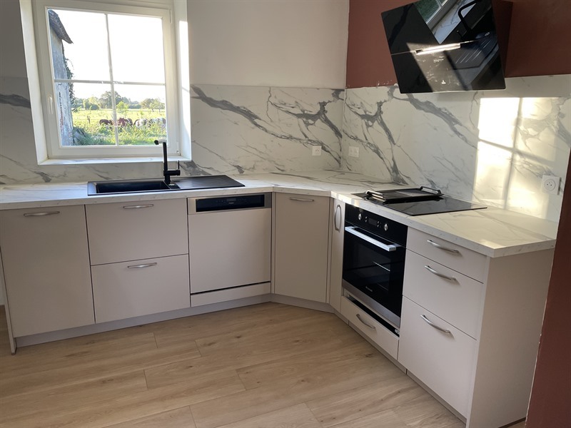 Cuisine fermée de style moderne beige 1