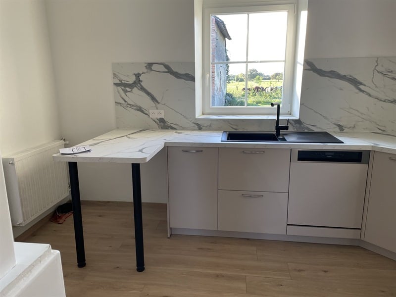 Cuisine fermée de style moderne beige 2