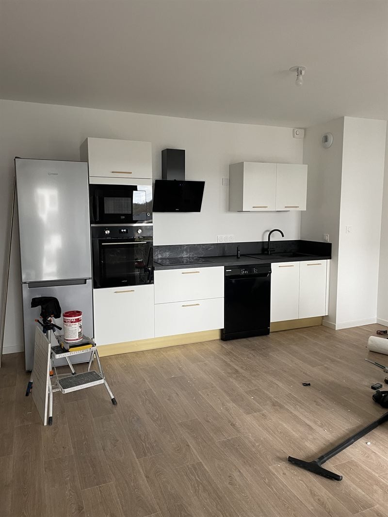 Cuisine ouverte de style contemporain blanc 1