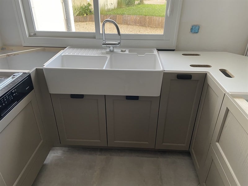 Cuisine fermée de style campagne marron | Raison Home - 1