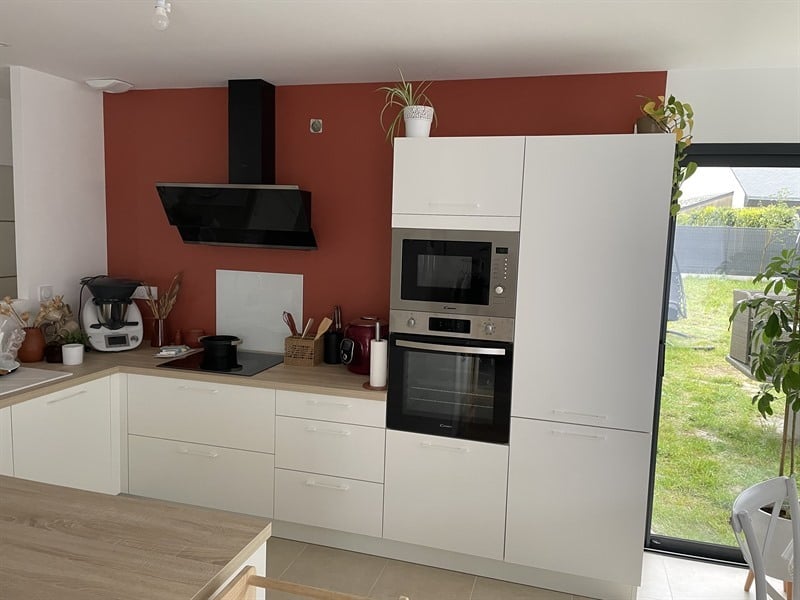 Cuisine ouverte de style contemporain blanc | Raison Home - 1