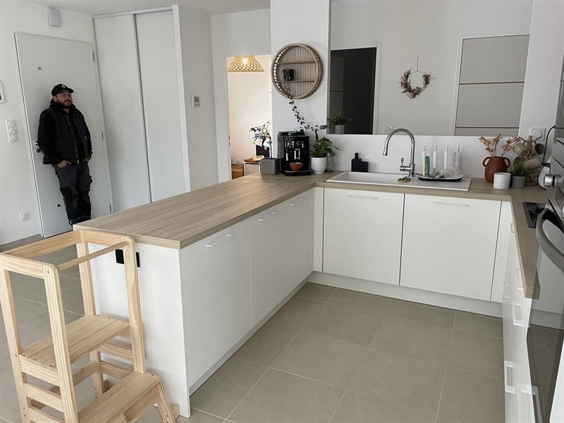 Cuisine ouverte de style contemporain blanc | Raison Home - 3