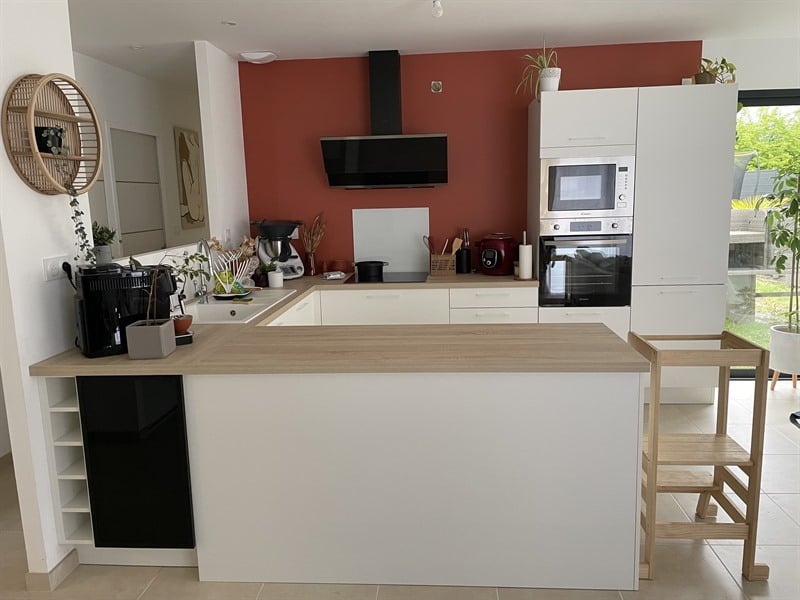 Cuisine ouverte de style contemporain blanc | Raison Home - 4