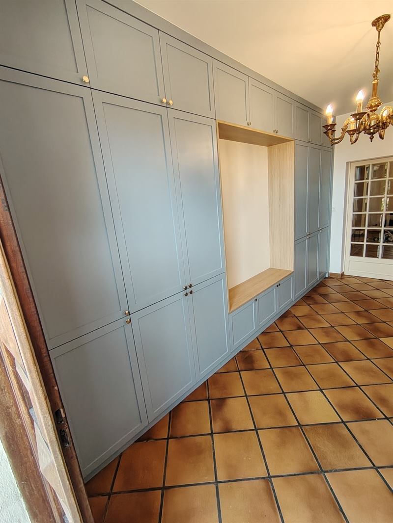 Mur complet de rangements de couleur bleue à Grisolles 1
