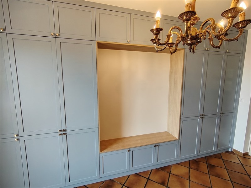 Mur complet de rangements de couleur bleue à Grisolles 2