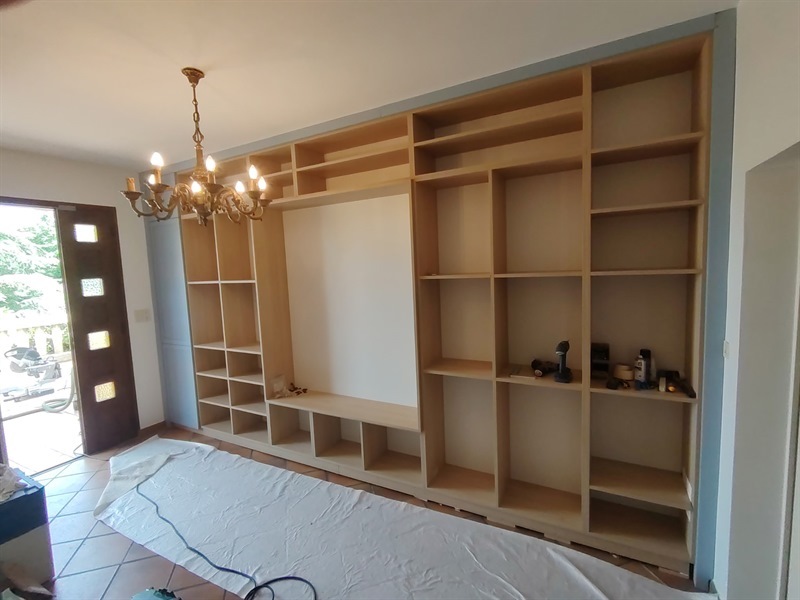 Mur complet de rangements de couleur bleue à Grisolles 3