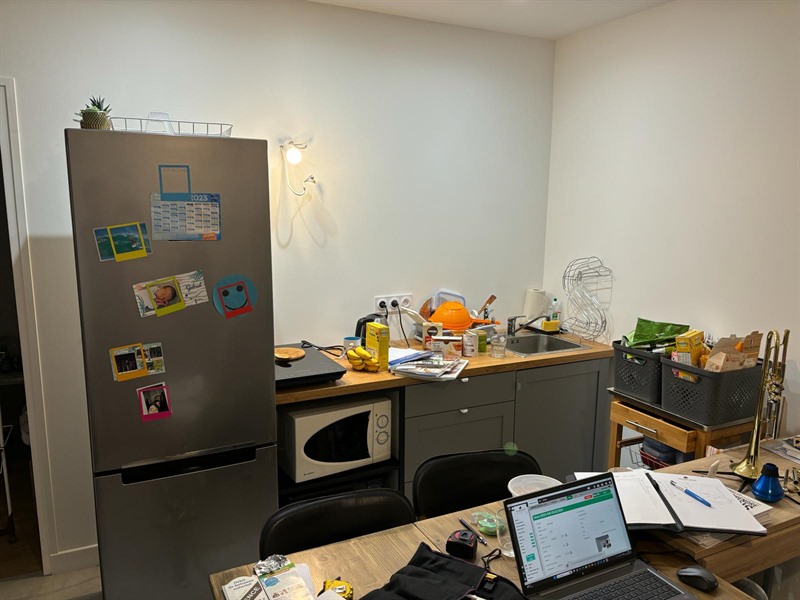 Cuisine ouverte de style moderne bois et blanc à Montreuil 8