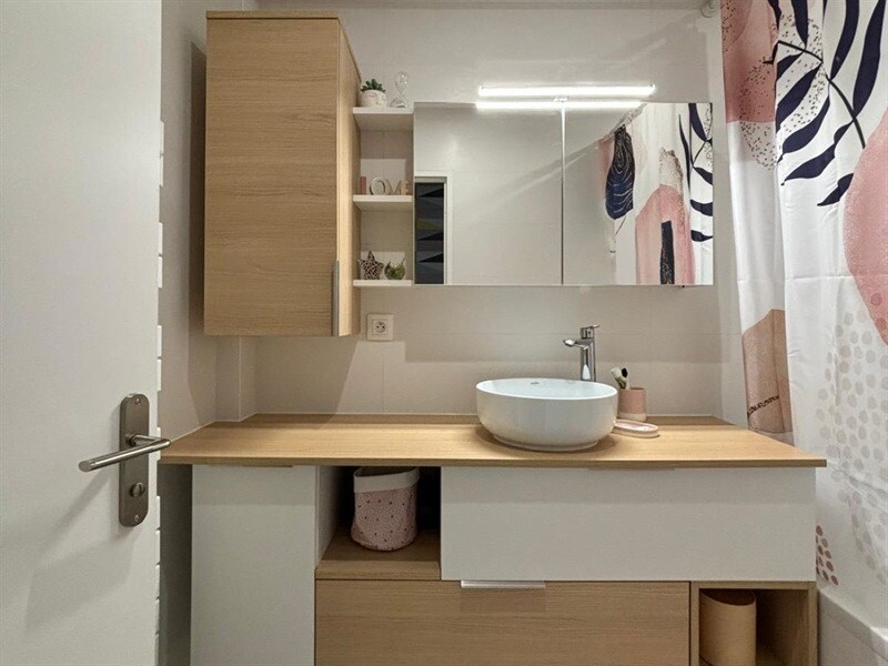 Salle de bain totalement aménagée à Fontenay Le Fleury 1