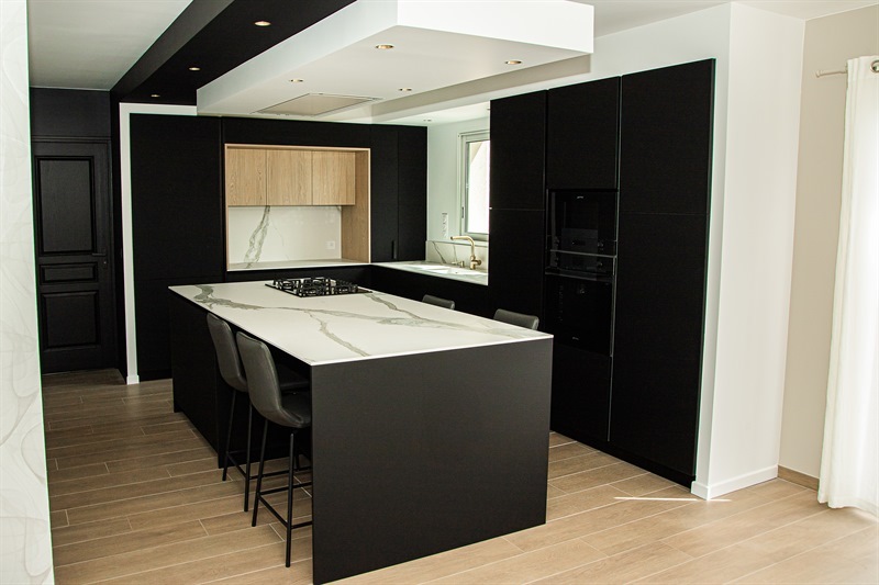 Cuisine ouverte de style moderne noir à Bonchamp-lès-Laval 4