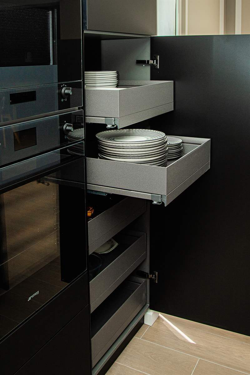 Cuisine ouverte de style moderne noir à Bonchamp-lès-Laval 7