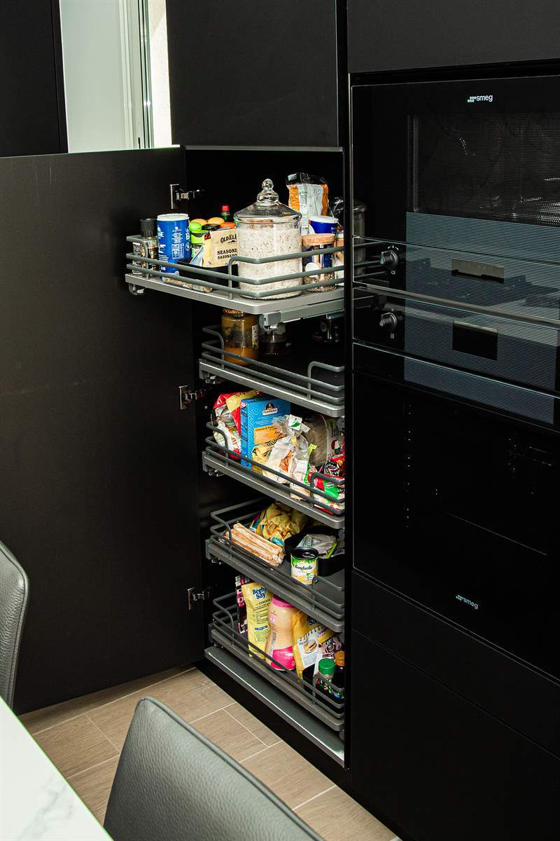 Cuisine ouverte de style moderne noir à Bonchamp-lès-Laval 8