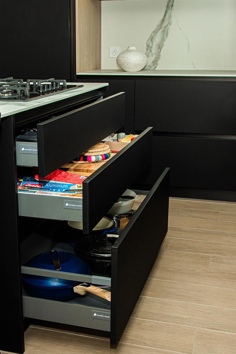 Cuisine ouverte de style moderne noir à Bonchamp-lès-Laval 9