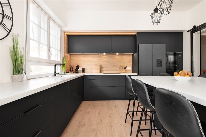 Cuisine fermée de style moderne bois, noir et blanc à St Jean | Raison Home - 1