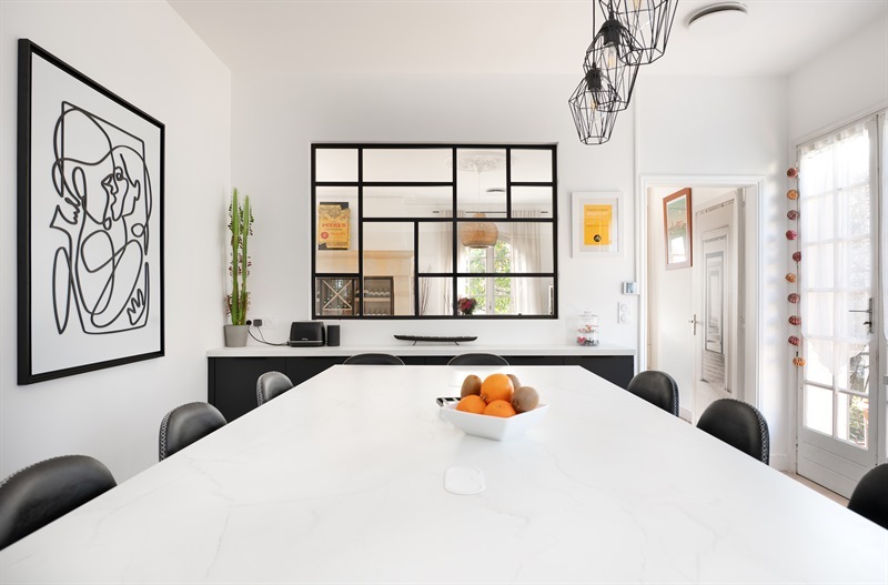 Cuisine fermée de style moderne bois, noir et blanc à St Jean | Raison Home - 3