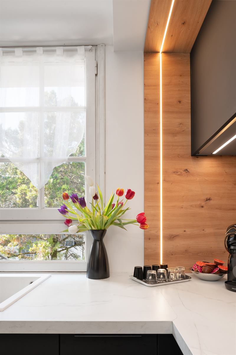 Cuisine fermée de style moderne bois, noir et blanc à St Jean | Raison Home - 4