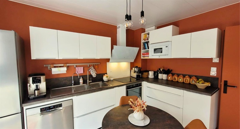 Cuisine de style moderne noir, blanc et orange au Havre | Raison Home - 1