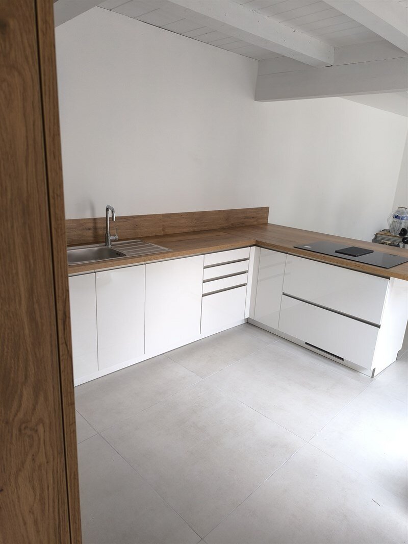 Cuisine ouverte de style moderne bois et blanc à Lunel 2