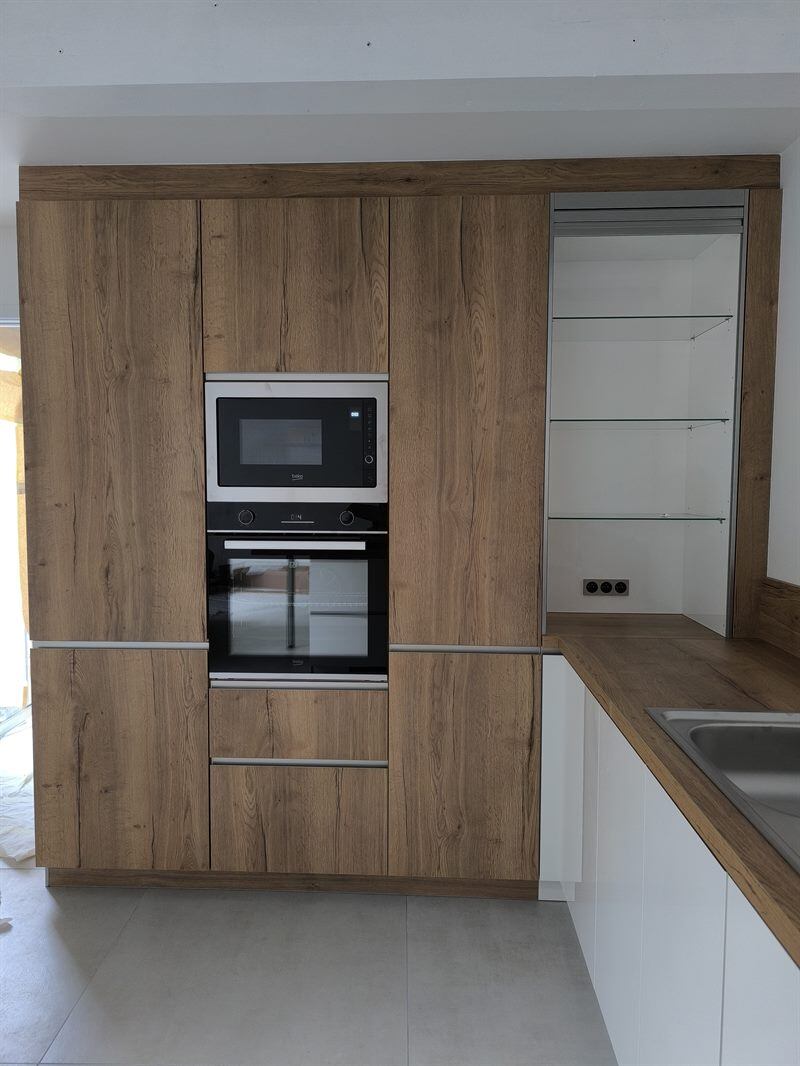 Cuisine ouverte de style moderne bois et blanc à Lunel 3