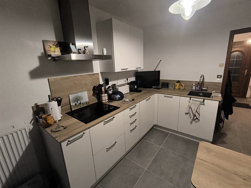 Cuisine fermée de style contemporain beige à Ferin 1