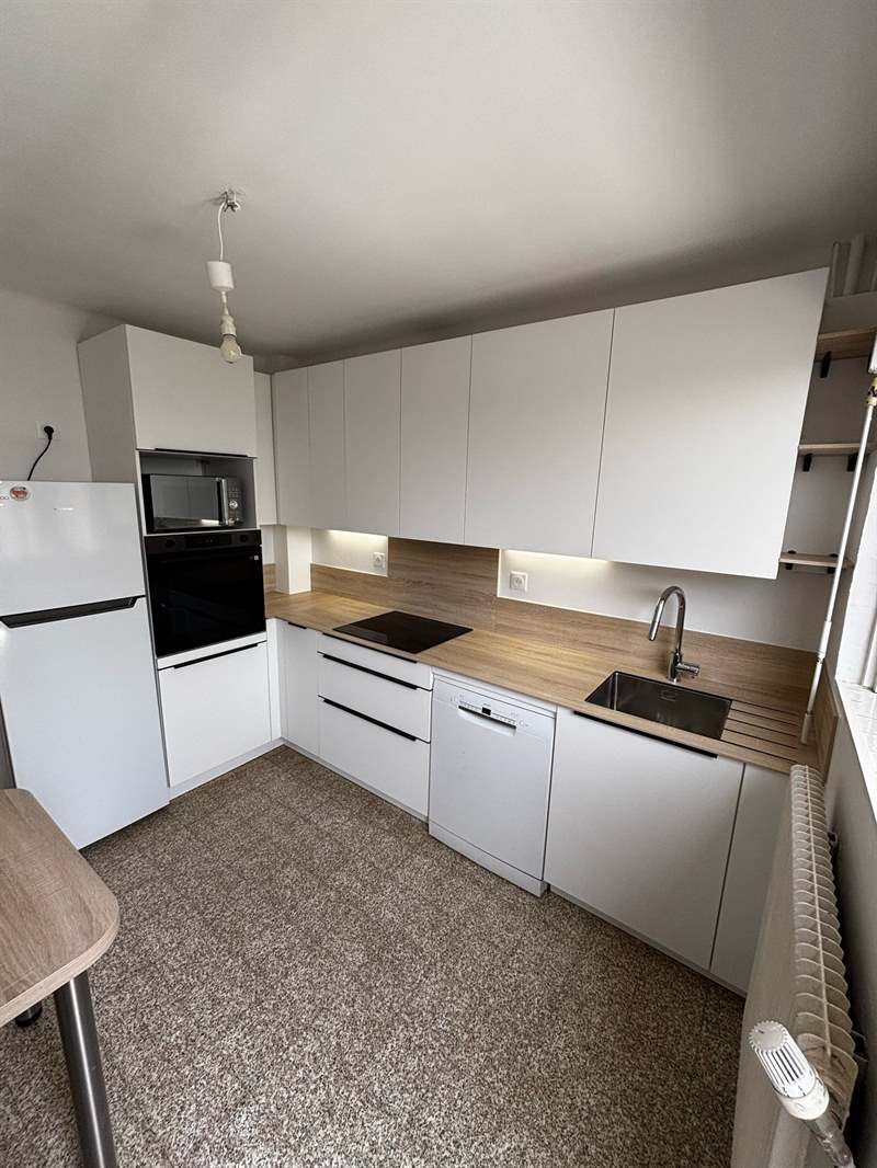 Cuisine fermée de style contemporain blanc à Faches Thumesnil 1