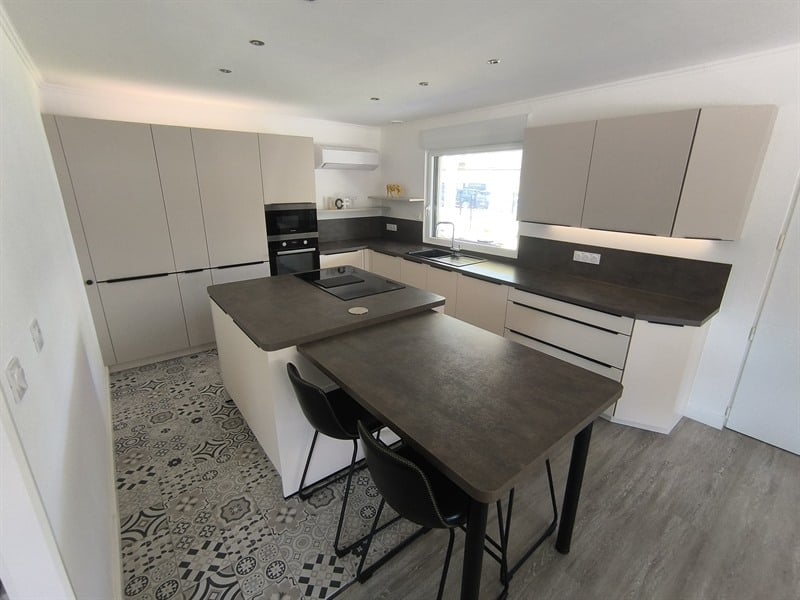 Cuisine ouverte de style moderne beige à Paillencourt | Raison Home - 1