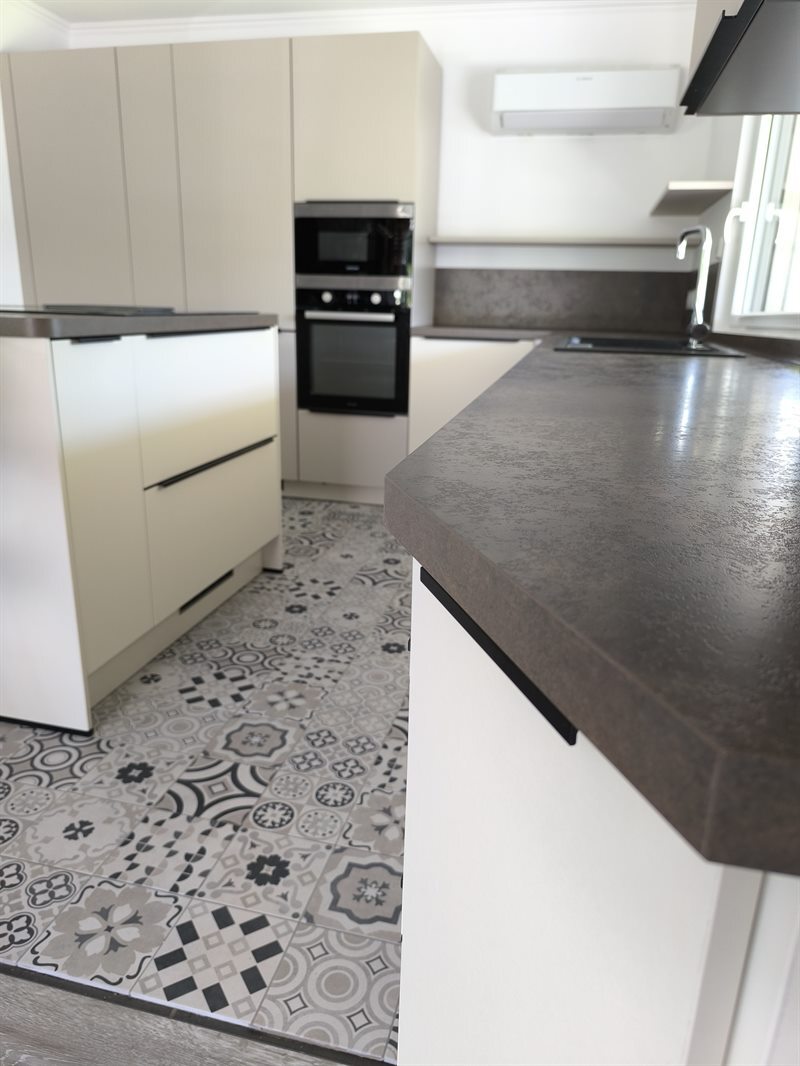 Cuisine ouverte de style moderne beige à Paillencourt | Raison Home - 2