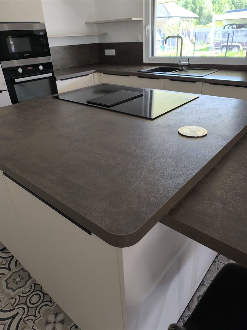 Cuisine ouverte de style moderne beige à Paillencourt | Raison Home - 3