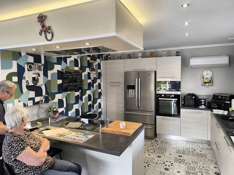 Cuisine ouverte de style moderne beige à Paillencourt | Raison Home - 4