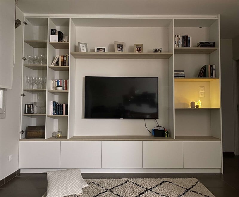 Meuble TV blanc avec rangements et déco à Lievin 1