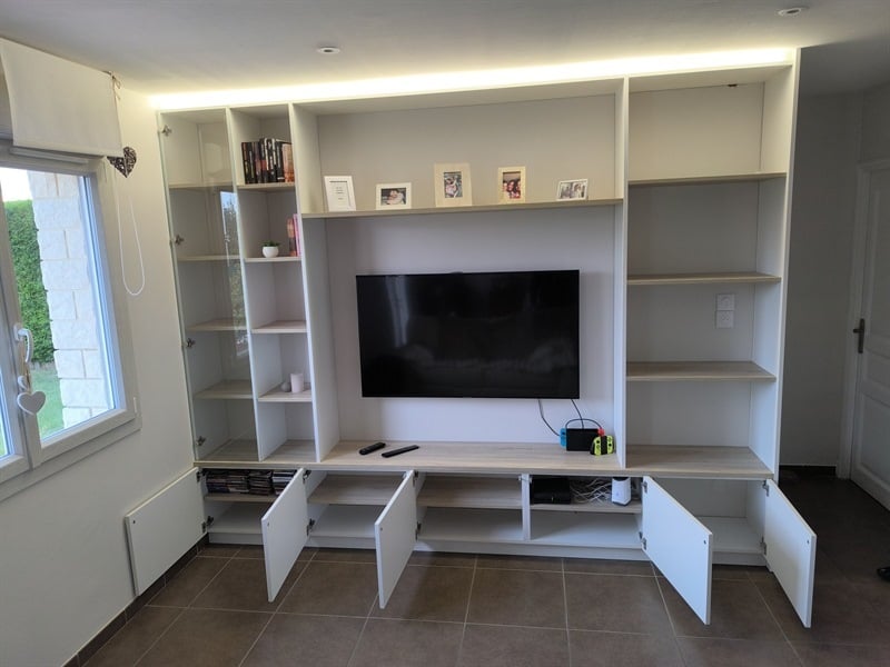 Meuble TV blanc avec rangements et déco à Lievin 4