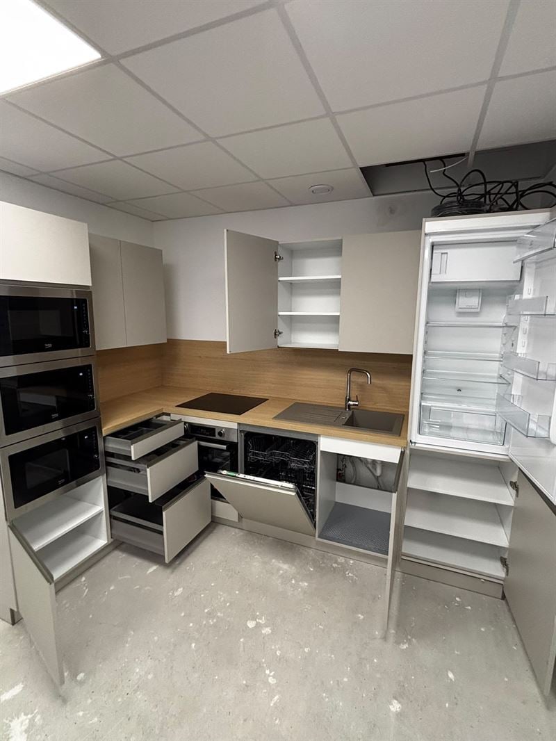 Cuisine fermée de style moderne gris à Pont A Marcq | Raison Home - 2