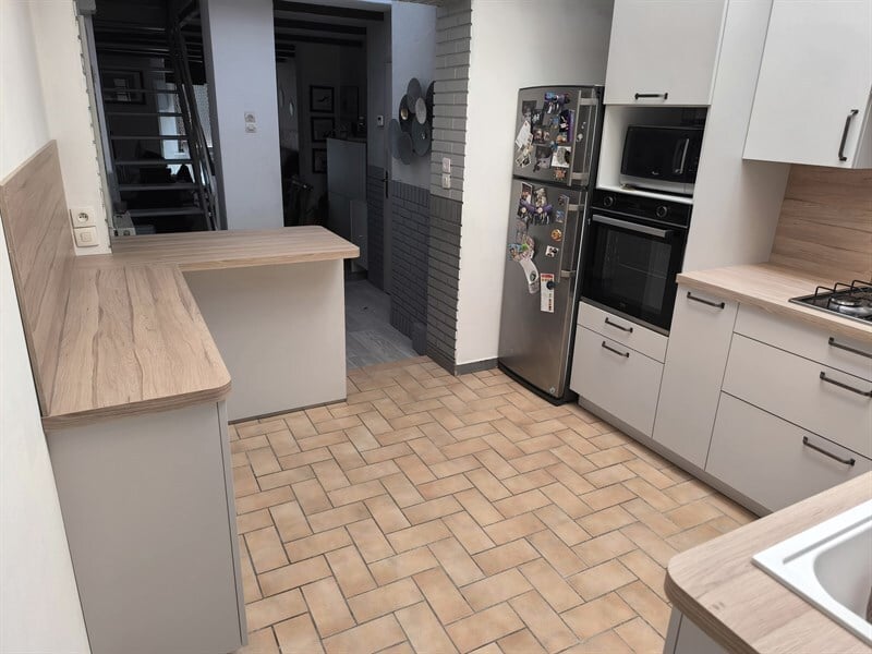 Cuisine ouverte de style moderne beige à Marcq En Baroeul | Raison Home - 3