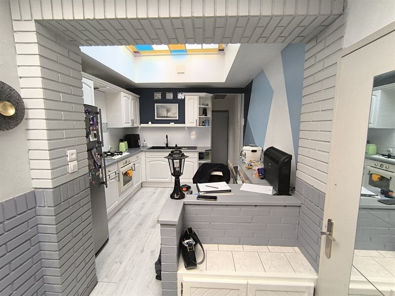 Cuisine ouverte de style moderne beige à Marcq En Baroeul | Raison Home - 5