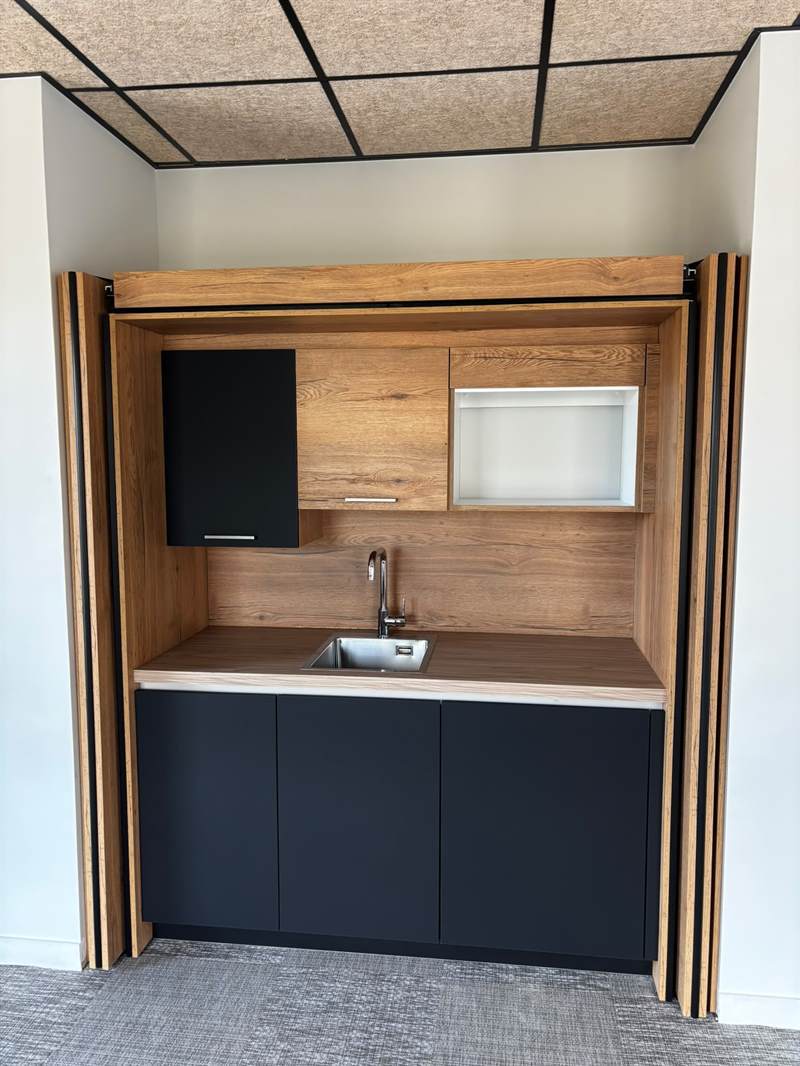 Cuisine ouverte de style moderne bois, noir et vert à Bethune | Raison Home - 1